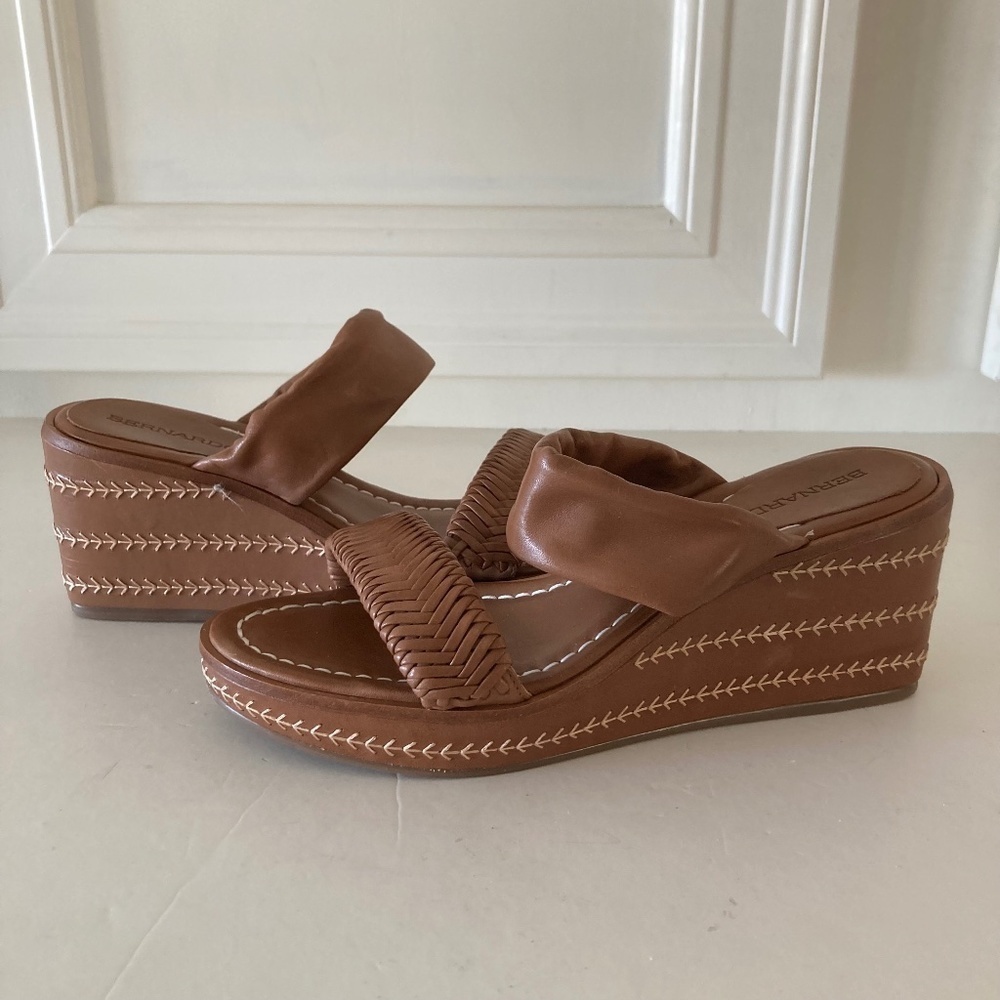 NWOT Bernardo Anthropologie Kenzie Honey Leather Embroidered Slip On Wedges Sz 8